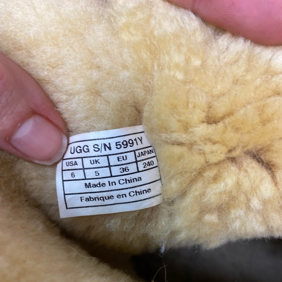 Chestnut Bailey Button Ugg’s - Picture 7 of 7